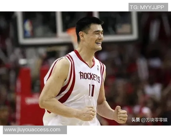 姚明在休斯敦盛大出场引发球迷热烈欢呼重温篮球传奇时刻