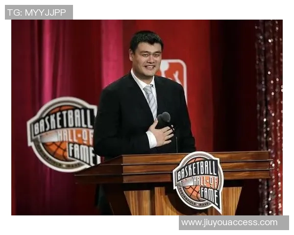 姚明以无与伦比的身姿与实力在篮球场上展现霸气风范，成就传奇人生