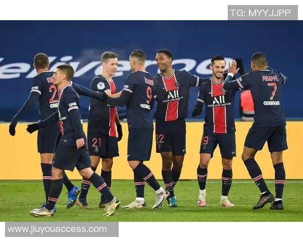 巴黎圣日耳曼大胜曼联神扑引发争议判罚全场沸腾