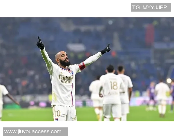 欧联杯精彩战役：里昂轻取本菲卡3-0全场战术解析与精彩瞬间回顾