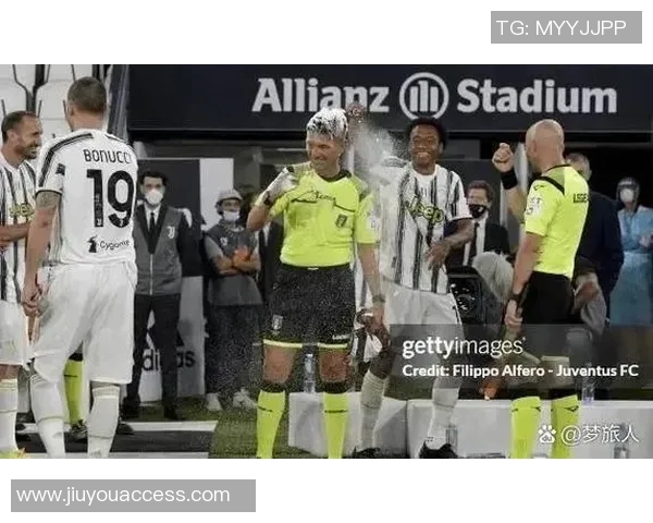 尤文图斯友谊赛大胜巴萨三球完胜绝杀瞬间引发争议判罚热议 尤文图斯友谊赛大胜巴萨三球完胜绝杀瞬间引发争议判罚热议