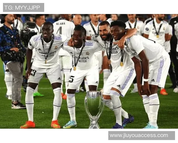 德甲焦点战巴萨与皇马握手言和数据分析揭示比赛精彩瞬间 德甲焦点战巴萨与皇马握手言和数据分析揭示比赛精彩瞬间