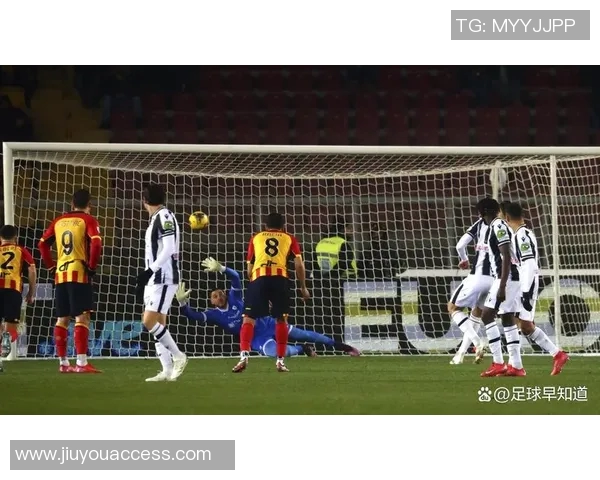 西甲激战：拜仁险胜那不勒斯争议判罚引发全场热议