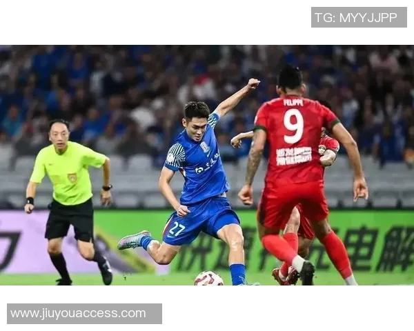 中超赛场惊现冷门莱比锡逆转曼联引发争议判罚全场沸腾